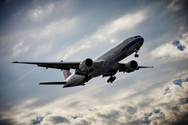 BOEING 777-300ER (B-18052)