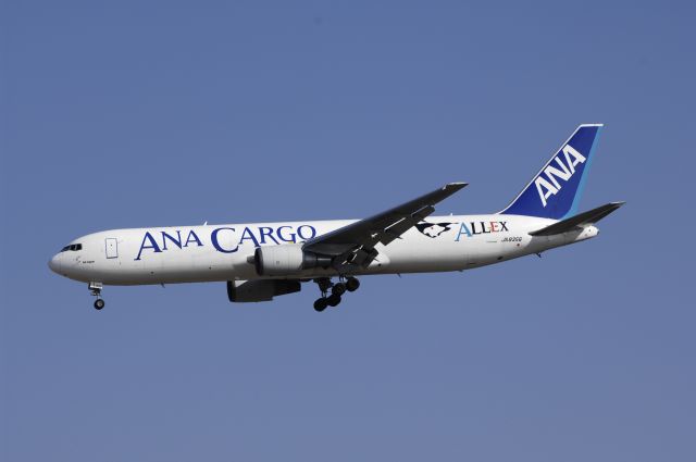 BOEING 767-300 (JA8356) - Final Approach to NRT Airport R/W34L on 2012/01/04