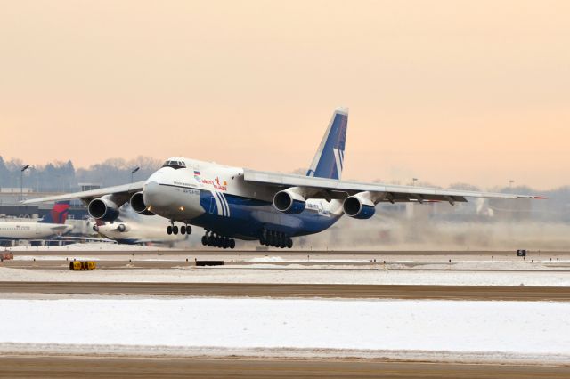 Antonov An-124 Ruslan (RA-82077) - Departing KMSP for KNJK.