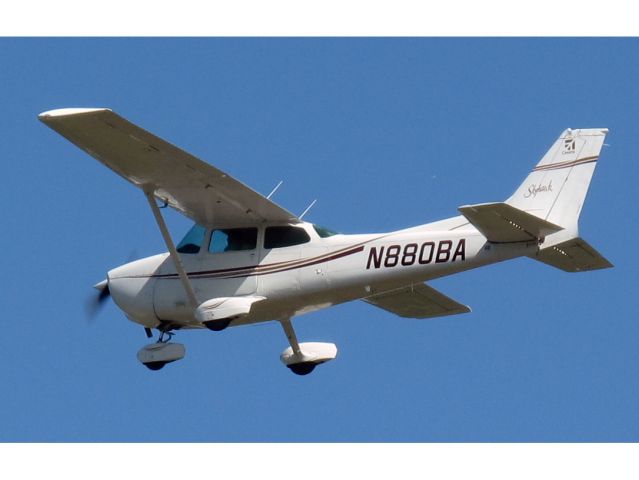 Cessna Skyhawk (N880BA) - Take off RW26.