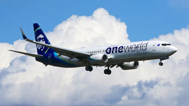 Boeing 737-900 (N486AS) - ASA313 from PHX on final to PAE Rwy 16R on 4.5.22. (B737-990(ER)(WL) / ln 5578 / cn 44107).