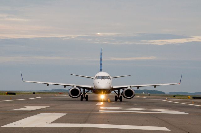 Embraer ERJ-190 (N324JB) - RWY15L @ KBOS Logan ! Blue Traveller