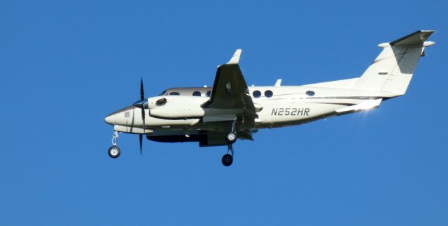 Beechcraft Super King Air 350 (N252HR) - On short final is this 1999 Beechcraft Super King Air 350 operating as Citation Special Olympics Airlift 9 in the Autumn of 2022.