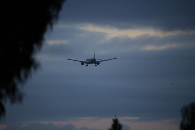 BOEING 777-300ER (B-16712)