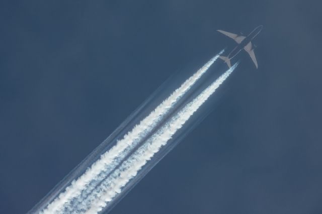 Boeing 787-9 Dreamliner (G-ZBKM) - BA 787-9 G-ZBKM overhead at FL380 with an awesome aerodynamic contrail