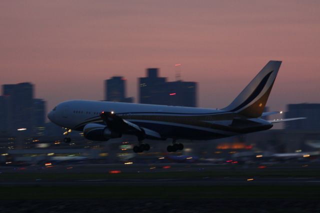 BOEING 767-200 (N767KS)