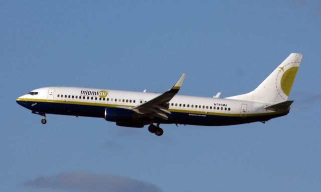 Boeing 737-800 (N749MA)