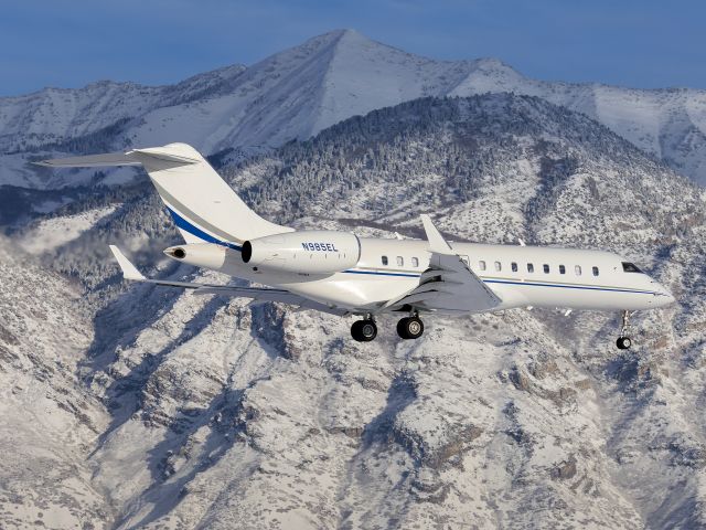 Bombardier Global 5000 (N985EL)