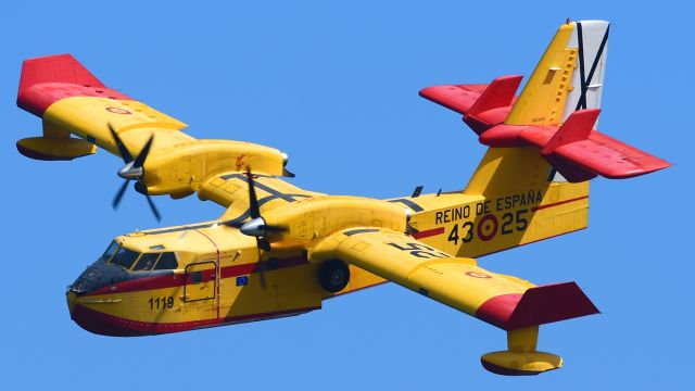 Canadair CL-415 SuperScooper (HER1325) - Registration UD.13-25