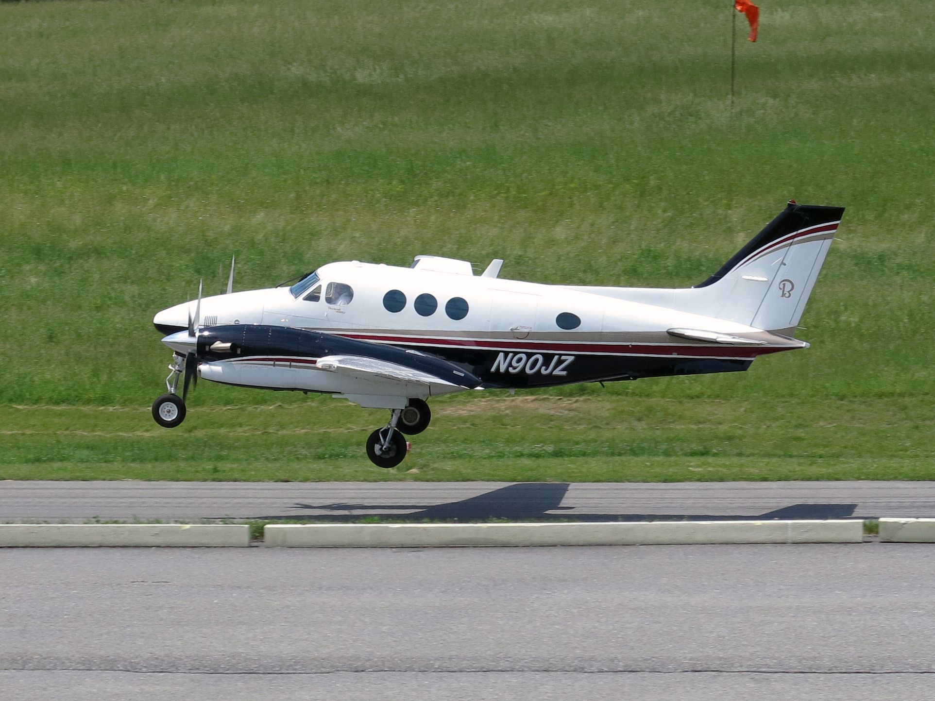 Beechcraft King Air 90 (N90JZ) - A very nice 90.