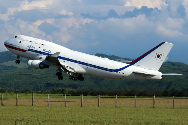 Boeing 747-400 (N10001)