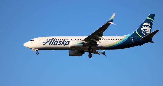 Boeing 737-800 (N534AS) - On final is this 2011 Alaska Airlines Boeing 737-890 in the Autumn of 2020.