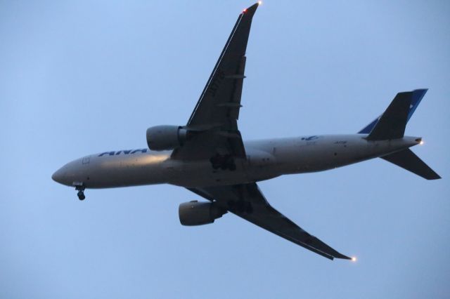 BOEING 777-200LR (JA772F)