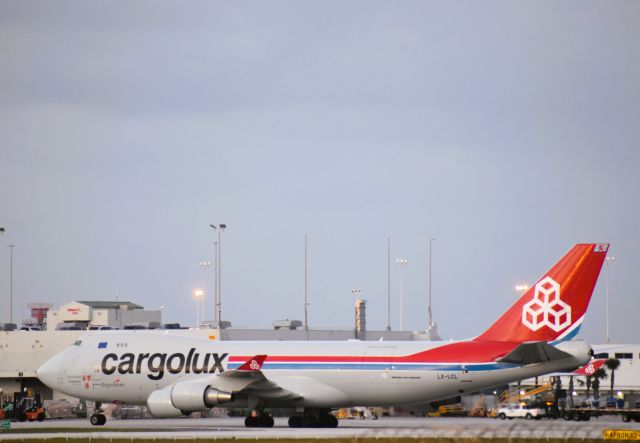 Boeing 747-400 (LX-LCL) - A Cargolux B747-400F Reg#LX-LCL"Entering Cargo City"Arriving from Quito,Ecuador(UIO/SEQM)