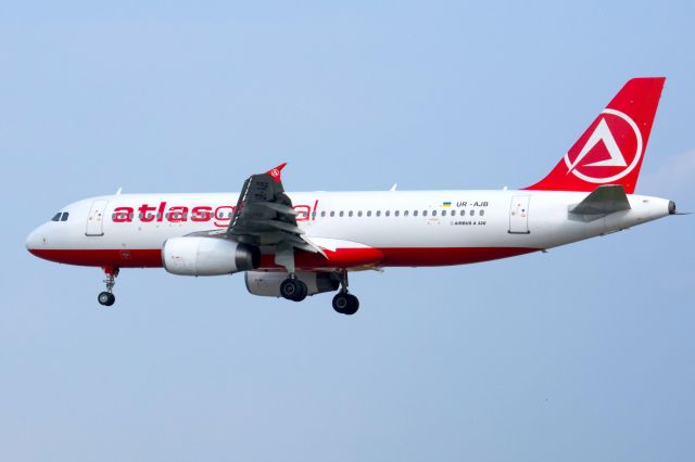 Airbus A320 (UR-AJB)
