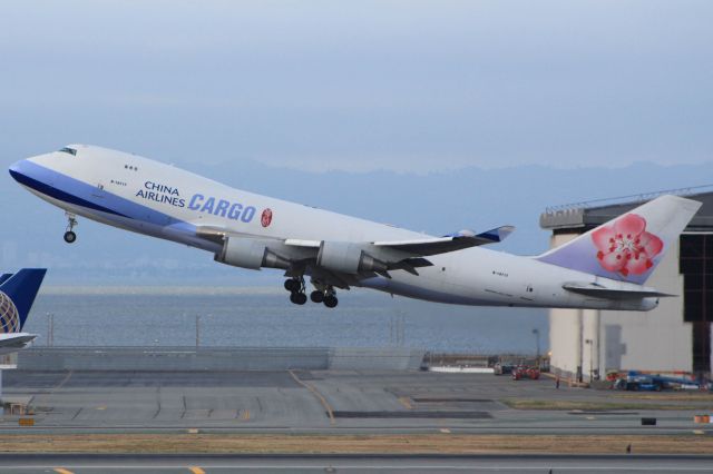 Boeing 747-400 (B-18717)