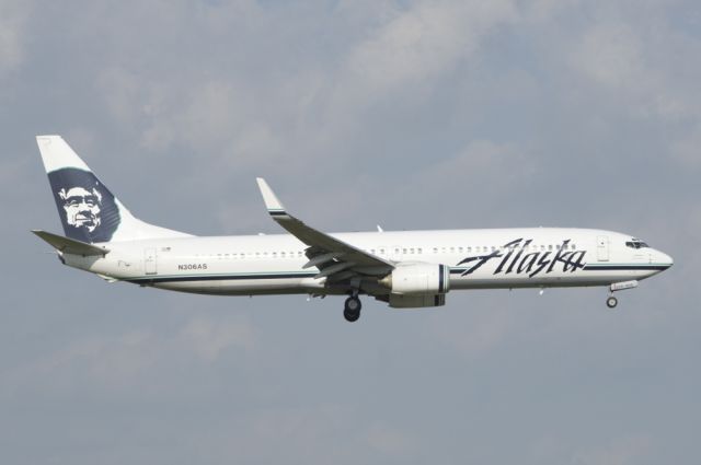 Boeing 737-900 (N306AS) - Alaska Airlines N306AS arriving DFW 05/01/2013