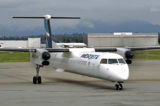 de Havilland Dash 8-400 (C-FWEZ)