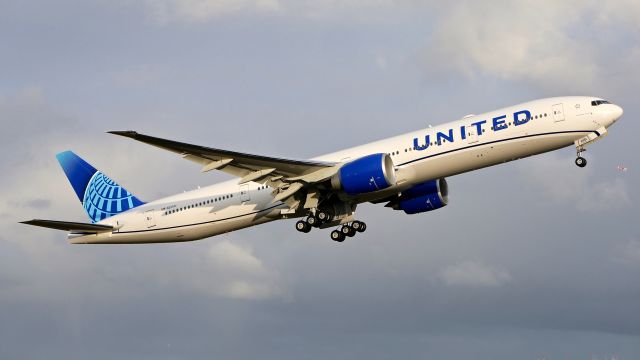 BOEING 777-300 (N2251U) - BOE771 makes a missed approach to Rwy 16R during a C1 flight on 1.26.20. (B777-322(ER) / ln 1643 / cn 66591).