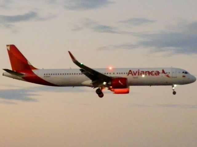 Airbus A321 (N759AV)