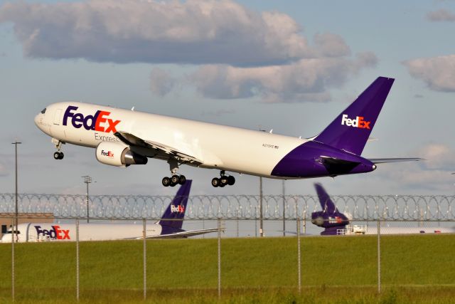 BOEING 767-300 (N275FE) - 5-R departure 05-13-21