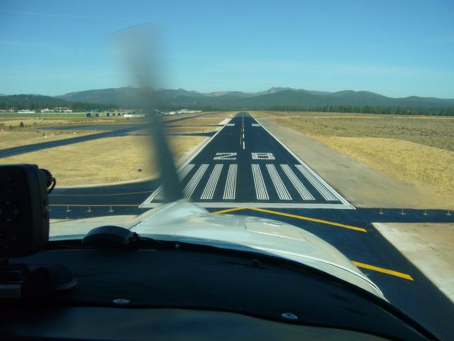 Cessna Skyhawk (N984BA) - Landing at Rwy 28 at Truckee-Tahoe