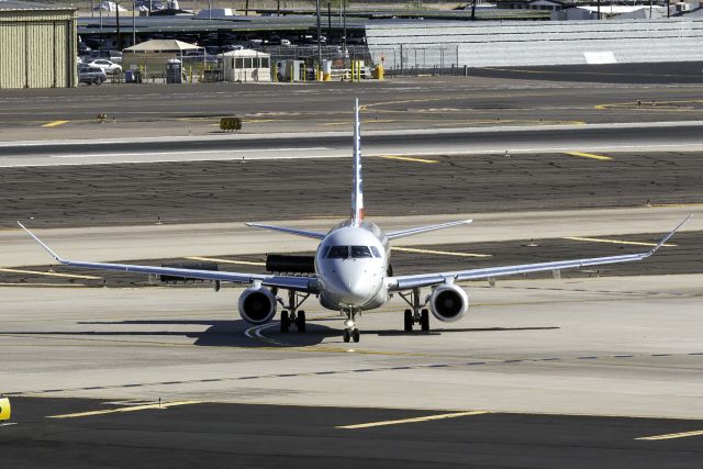 Embraer 175 (N517SY)