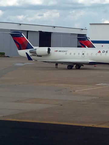 Canadair Regional Jet CRJ-200 (N832AY)