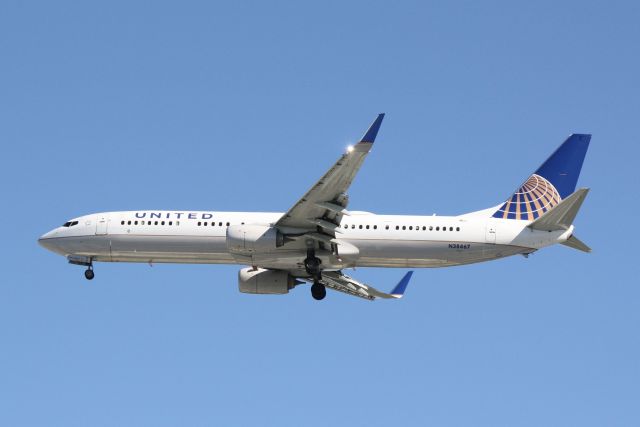 Boeing 737-900 (N38467) - United Flight 1778 (N38467) arrives at Sarasota-Bradenton International Airport following flight from Chicago-OHare International Airport