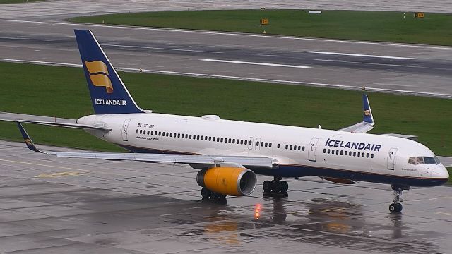 Boeing 757-200 (TF-ISD) - preaparing for takeoff to Reykjavik in a raining afternoon