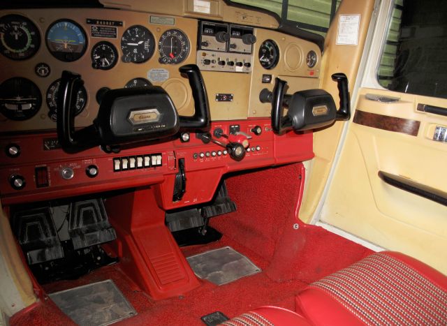 Cessna 152 (N49827) - A 1978 model. The cockpit looks like it just came out of the factory in Wichita, KS.