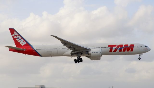 BOEING 777-300 (PT-MUJ)