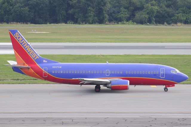 BOEING 737-300 (N657SW) - Seen at KBWI on 7/11/2009.  Overcast skies.