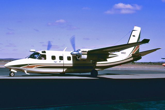 N9952S — - AERO COMMANDER 500S - SHRIKE COMMANDER - REG : N9952S - BROKEN HILL NSW. AUSTRALIA - YBHI (24/4/1983) 35MM SLIDE SCANNED WITH A EPSON PERFECTION V700 FLATBED SCANNER.