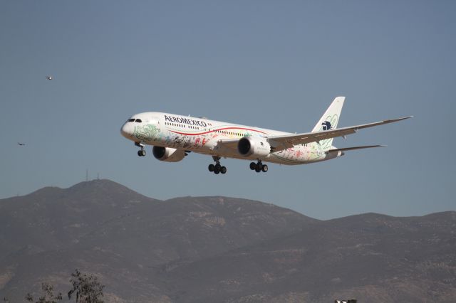 Boeing 787-9 Dreamliner (XA-ADL) - FINAL APPROACH 27 MMTJ