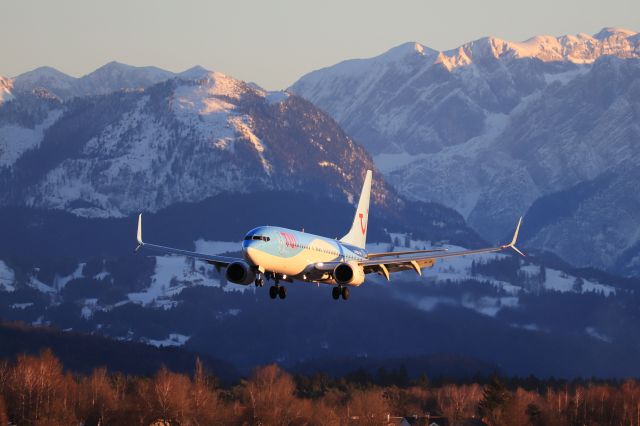 Boeing 737-800 (G-FDZX)