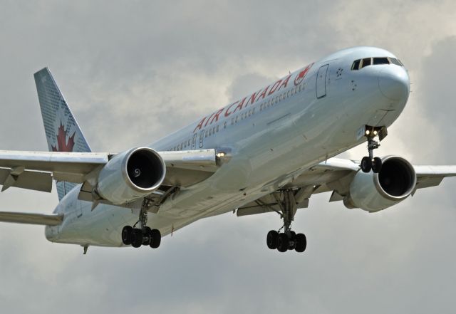 BOEING 767-300 (C-FCAE)