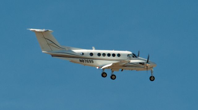 Beechcraft Super King Air 200 (N87699) - Right base for 09 at Carson City