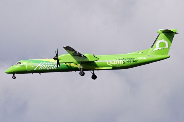 de Havilland Dash 8-400 (N438QX)