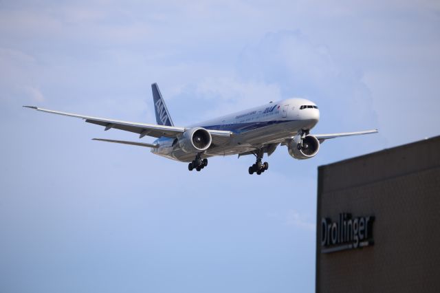 BOEING 777-300ER (JA798A)