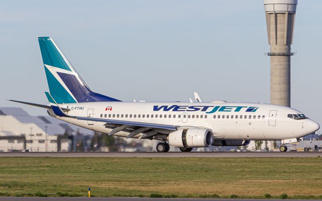 Boeing 737-700 (C-FTWJ)