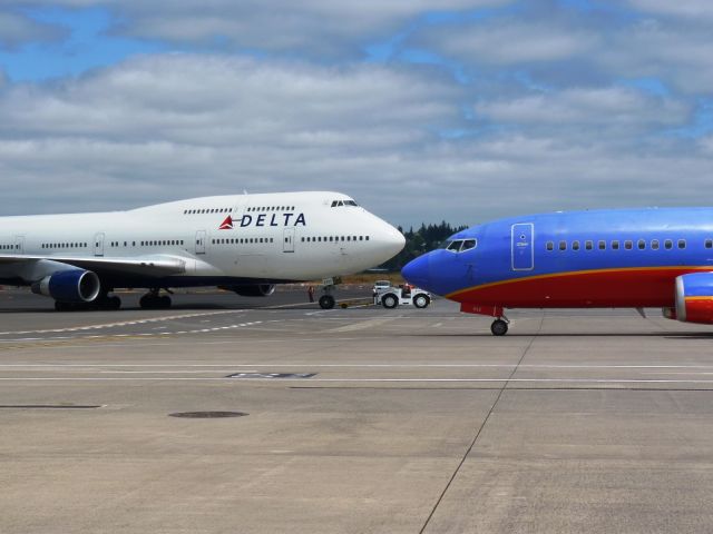 Boeing 747-400 (N673US)