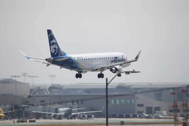 EMBRAER 175 (long wing) (N628QX)