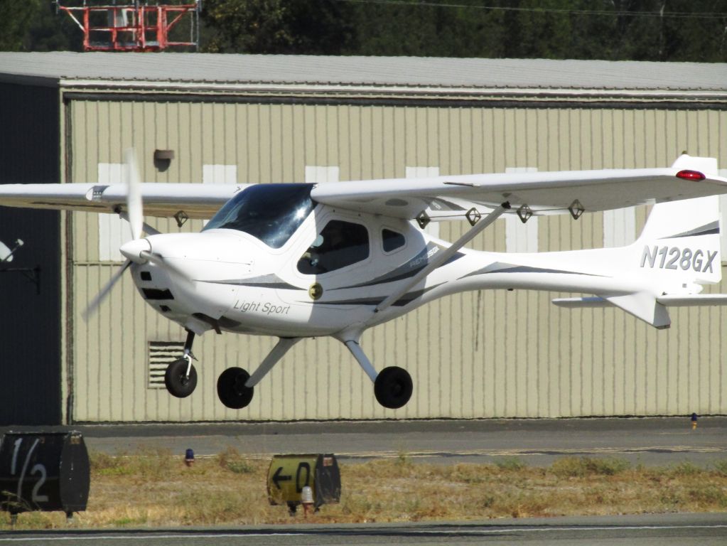 REMOS GX (N128GX) - Taking off RWY 24
