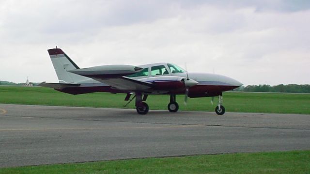 Cessna 310 (N1914G) - Taxiing to 27 on 4/30/09