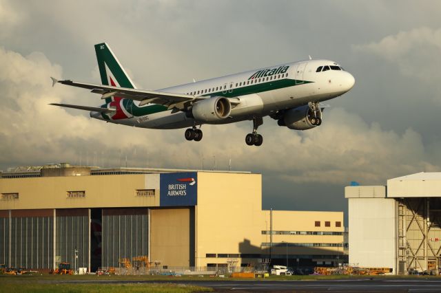 EI-DSC — - Landing on runway 027R at LHR.