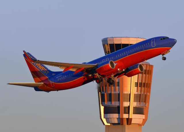 Boeing 737-800 (N8320J)