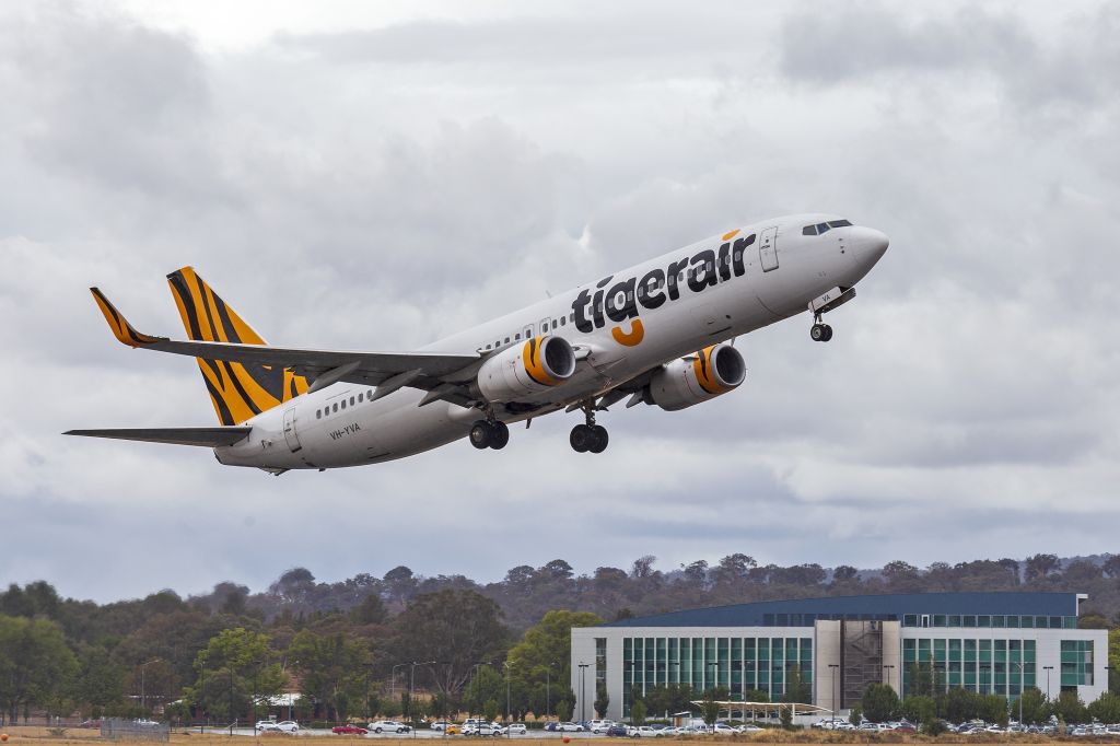 Boeing 737-800 (VH-YVA) - Tigerair Australia (VH-YVA) Boeing 737-8FE(WL) departing Canberra Airport.
