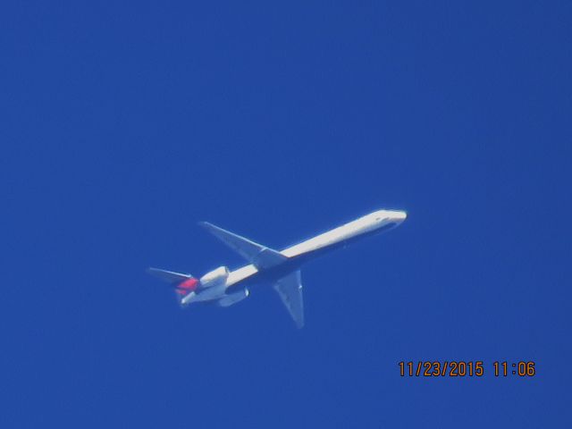 McDonnell Douglas MD-90 (N912DN)