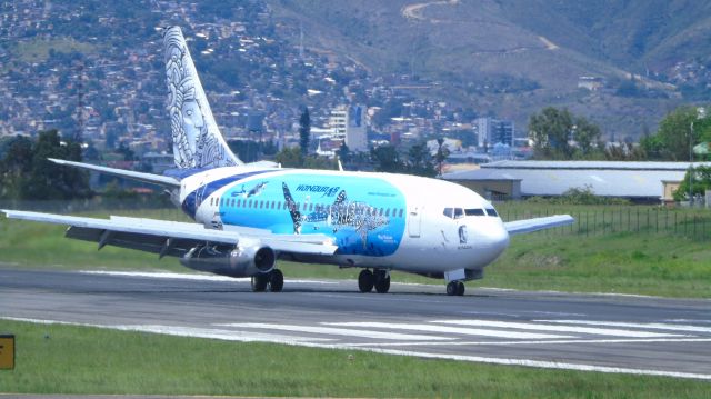 Boeing 737-700 (HR-MRZ) - El "Morazán" en el aeropuerto Toncontín, Tegucigalpa.